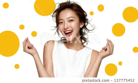 夏天,一位穿著白色洋裝的年輕女子 夏天,一位穿著白色洋裝的年輕女子 137775452