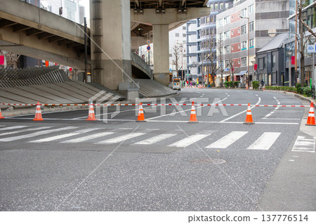 主幹道因道路施工而封閉交通。 主幹道因道路施工而封閉交通。 137776514