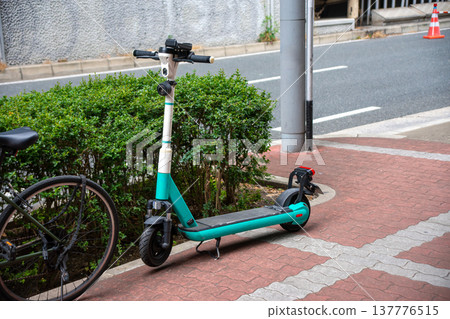 停在人行道上的電動滑板車 137776515