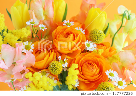 以含羞草、橙色和黃色為主色調的花束。 137777226