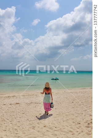 一位女子背對著鏡頭走向大海 137777742