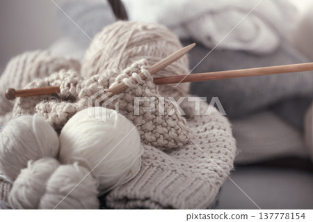 The macro concept of knitting wool and needles 137778154
