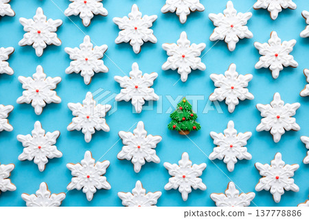 Gingerbread in the form of snowflakes on a blue background. Gingerbread in the form of snowflakes on a blue background. 137778886