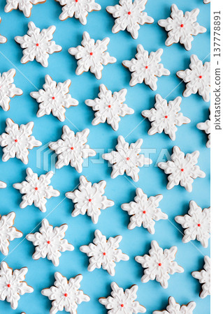 Gingerbread in the form of snowflakes on a blue background. Gingerbread in the form of snowflakes on a blue background. 137778891