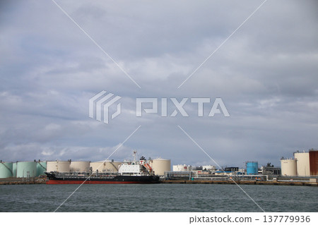 Ships docked at the oil terminal in Kanazawa Port 137779936