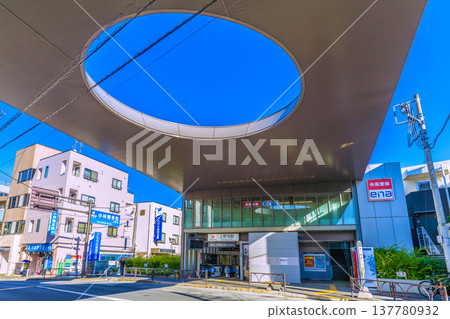 這是日本東京東急大井町線上野毛站正門的景象。 137780932