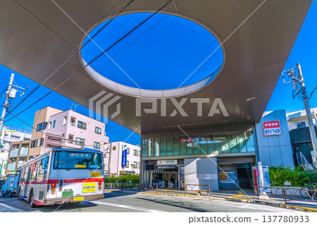 這是日本東京東急大井町線上野毛站正門的景象。 137780933