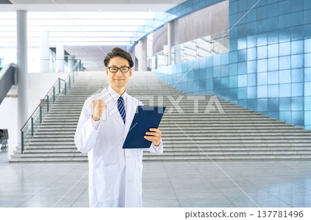 一張展現問題解決「之後」的照片!一位身穿白大褂的專家擺出勝利的姿態,臉上帶著笑容。 一張展現問題解決「之後」的照片!一位身穿白大褂的專家擺出勝利的姿態,臉上帶著笑容。 137781496