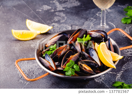 Delicious seafood mussels with sauce and parsley. 137781567