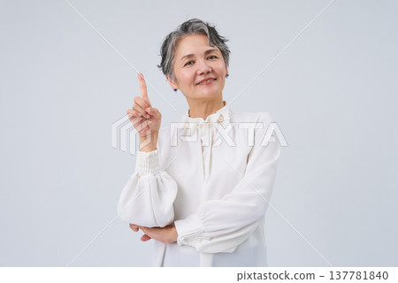 老婦人舉起食指 137781840