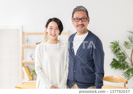 中間的一對 中間的一對 137782037