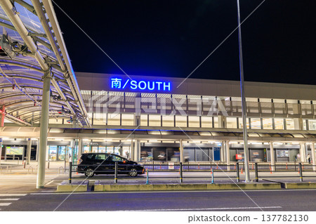 Night view of Osaka International Airport (Itami Airport) 137782130