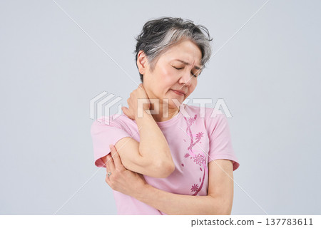 患有肩膀僵硬的高級婦女 患有肩膀僵硬的高級婦女 137783611