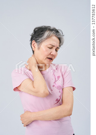 患有肩膀僵硬的高級婦女 患有肩膀僵硬的高級婦女 137783612