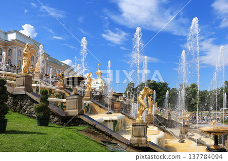 Russia, St. Petersburg, Peterhof, July 4, 2018. On the photo is the Grand Cascade fountain in the Upper Park of the Peterhof State Museum and people who walk in the park 137784094