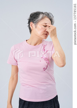 患有頭痛的女高管 137785181