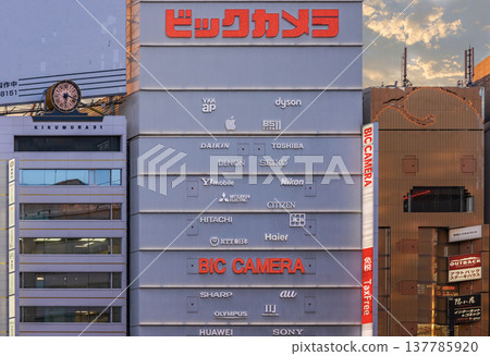 [東京，池袋] Bic Camera 商店的外觀和品牌標誌。 137785920
