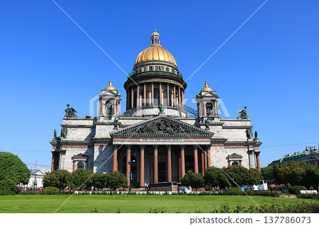 Russia, St. Petersburg, July 8, 2019, St. Isaac's Cathedral. In the photo there is St. Isaac's Cathedral and tourists relaxing on the lawn. 137786073