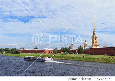 Russia, St. Petersburg, July 3, 2020, Peter and Paul Fortress .. The photo shows the Peter and Paul Fortress on the Neva and a boat with tourists, a view from the arrow of Vasilyevsky Island 137786468