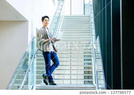 辦公室走廊的中年男子 137786577