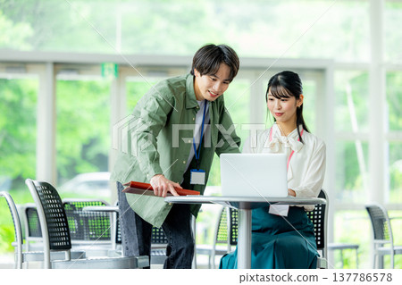 Business woman using a personal computer 137786578