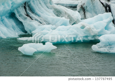 Detail of icebergs in Jokulsarlon, a glacial lake in Iceland 137787495