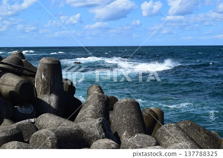 日本海的巨浪和消波塊 137788325