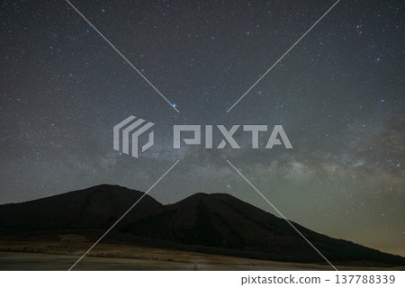 日本島根縣三座山上美麗的春日星空。 137788339