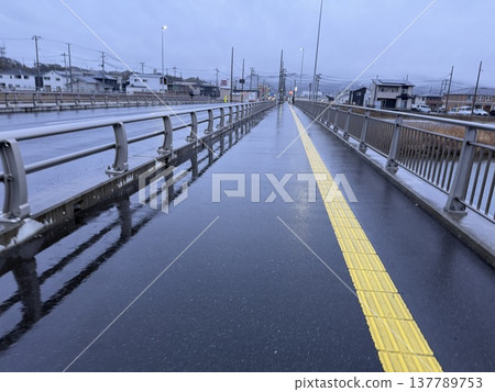 冬日清晨，一座橋被雨水打濕。 137789753