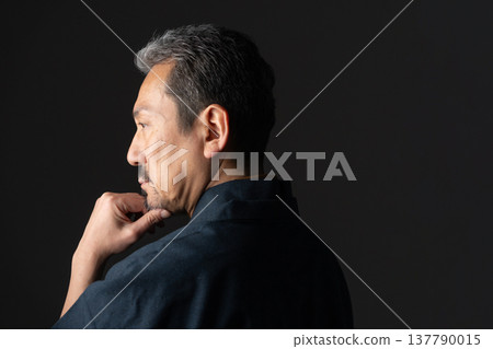 一個穿著和服的男人 一個穿著和服的男人 137790015