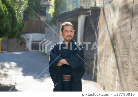 一個穿著和服的男人 137790016