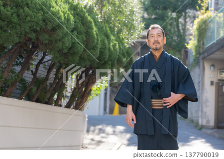 一個穿著和服的男人 一個穿著和服的男人 137790019