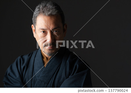一個穿著和服的男人 137790024