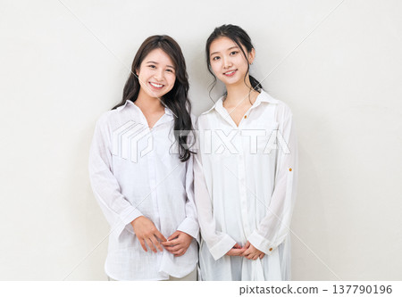 兩位年輕女性的肖像 137790196