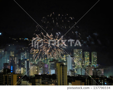 Fireworks Illuminate Skyline, Spectacular Fireworks Surge Across Urban Skyline With Lively Sparks 137790334