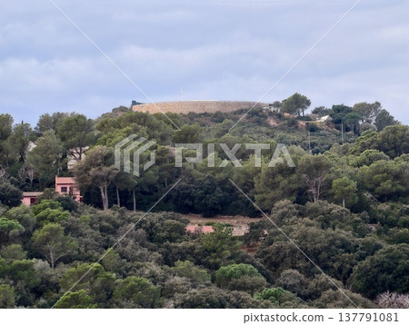 Hidden Hillside With Cozy Villas, Peaceful Countryside Sanctuary With Winding Paths And Rustic Charm Hidden Hillside With Cozy Villas, Peaceful Countryside Sanctuary With Winding Paths And Rustic Charm 137791081