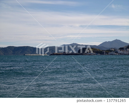 Expansive Horizon With Mountain Outlines, Endless Sea And Mountain Shapes Reaching Skyward 137791265
