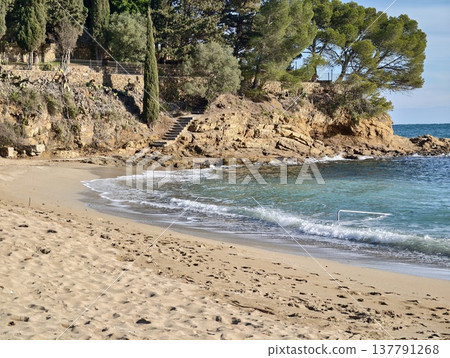 Breathtaking Shoreline Under Midday Sun With Mountains And Sparkling Water For Outdoor Photography Breathtaking Shoreline Under Midday Sun With Mountains And Sparkling Water For Outdoor Photography 137791268