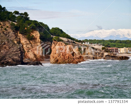 Coastal Cliffs With Homes And Stormy Sea, Steep Rocky Cliffs Overlook Turbulent Ocean And Seaside Residences Coastal Cliffs With Homes And Stormy Sea, Steep Rocky Cliffs Overlook Turbulent Ocean And Seaside Residences 137791334