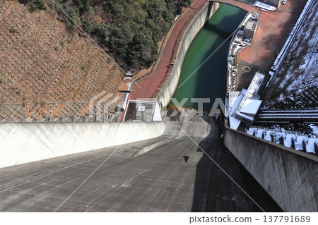 [Kanagawa Prefecture] The spillway of Miyagase Dam viewed from the massive dam site. 137791689
