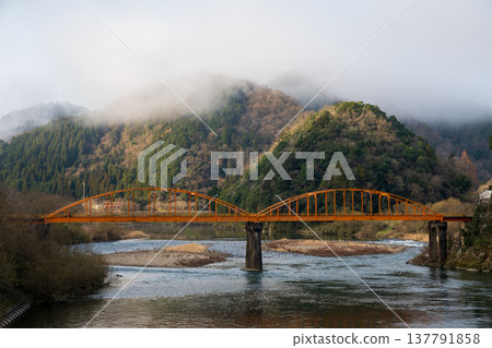 日本島根縣風景優美的山村風景。 日本島根縣風景優美的山村風景。 137791858