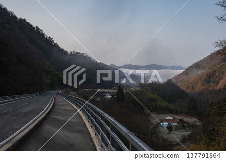 日本島根縣風景優美的山村風景。 137791864