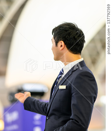 A male staff member will guide you. ■Filming cooperation: Kansai International Airport (KIX) A male staff member will guide you. ■Filming cooperation: Kansai International Airport (KIX) 137792569
