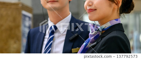 服務業中面帶微笑的男女員工。 ■拍攝合作:關西國際機場(KIX) 服務業中面帶微笑的男女員工。 ■拍攝合作:關西國際機場(KIX) 137792573