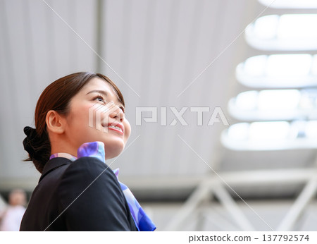 Flight attendant with an upward-facing smile. ■Photography cooperation: Kansai International Airport (KIX) Flight attendant with an upward-facing smile. ■Photography cooperation: Kansai International Airport (KIX) 137792574