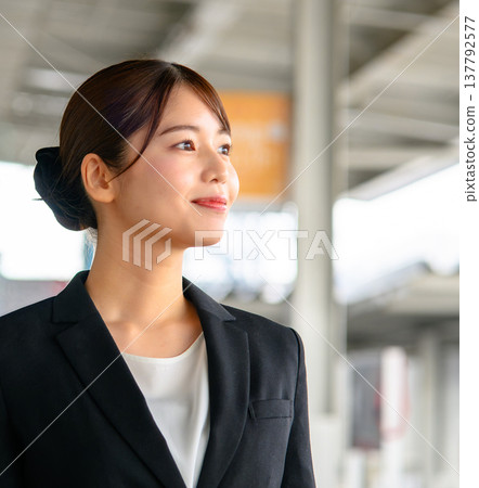 一位女子在火車站凝視未來。 ■拍攝協助提供：關西國際機場（KIX） 137792577