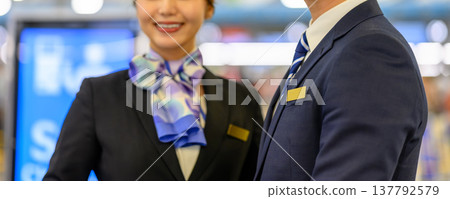 笑容滿面的機場工作人員為旅客服務 ■攝影合作：關西國際機場（KIX） 137792579