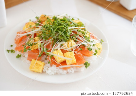chirashi sushi  137792684
