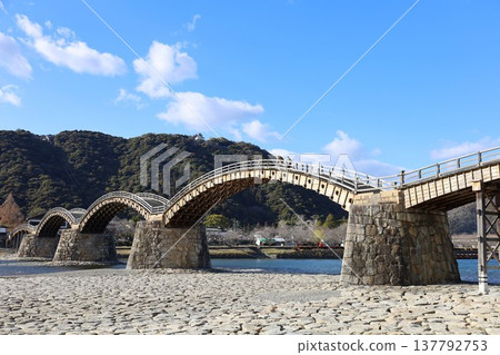 錦帶橋和岩國城的景色(山口縣岩國市) 錦帶橋和岩國城的景色(山口縣岩國市) 137792753