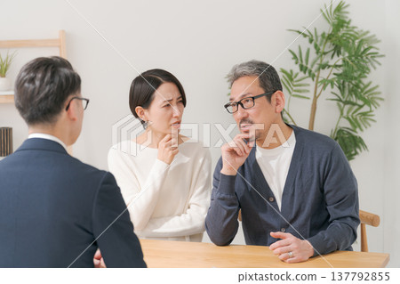 Middle couple discussing with sales people Middle couple discussing with sales people 137792855